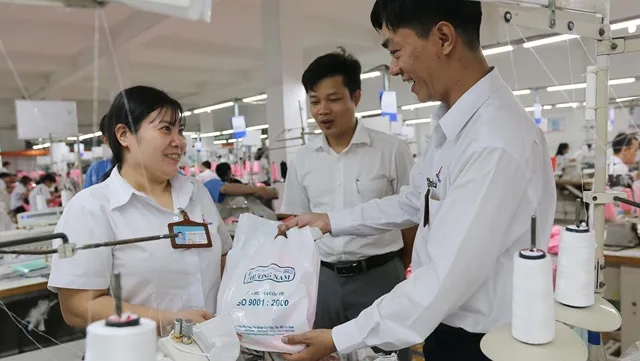 Tết bonuses in many provinces, cities to be higher than last year