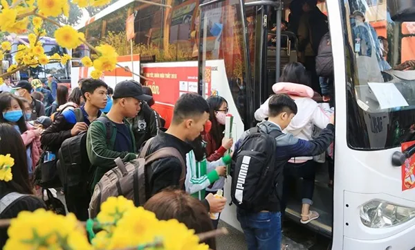 Labourers get free bus tickets, presents for Tết