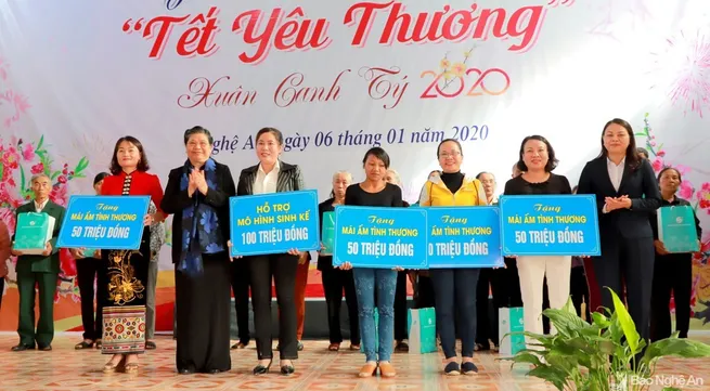 NA Vice Chairwoman presents Tết gifts to Nghệ An residents