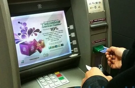 HCM City banks to ensure ATMs cope with extra demand during Tết