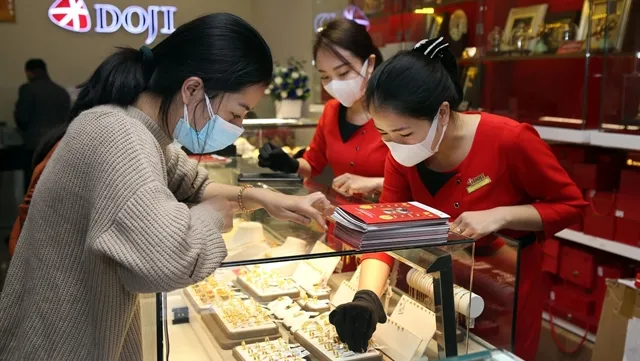 Shares narrow losses, fewer gold buyers on the God of Wealth Day