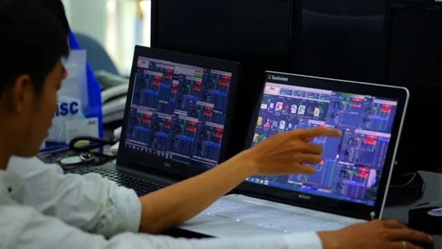 VN-Index advances despite profit lock-in