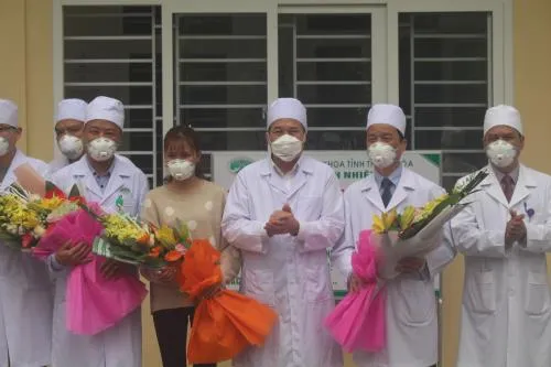 Thanh Hoá doctors share experiences in curing coronavirus patient