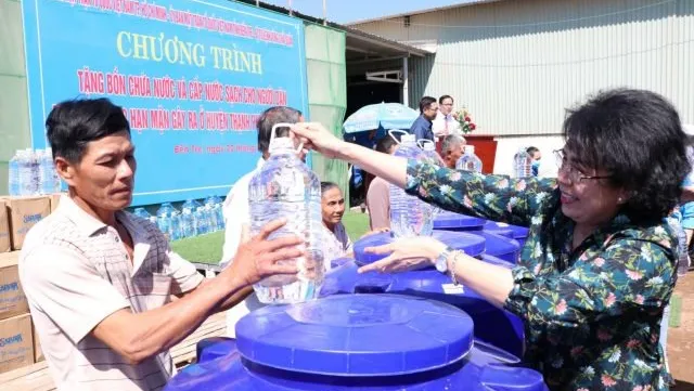 Bến Tre residents supply fresh water to households affected by saltwater intrusion