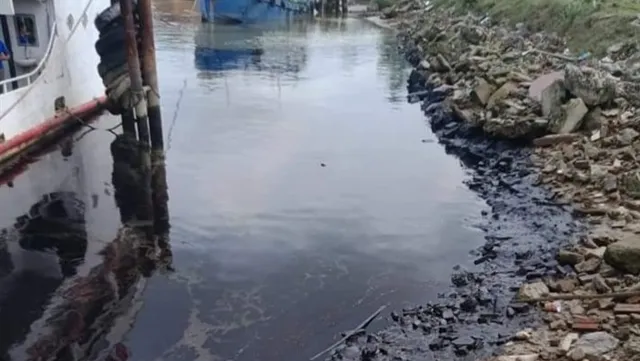Police investigate oil leak in Hà Tĩnh’s Lam River