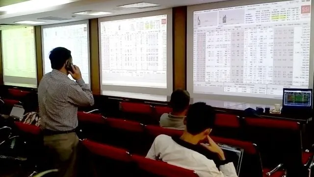 Shares gain narowly as banks' growth tempts investors to sell