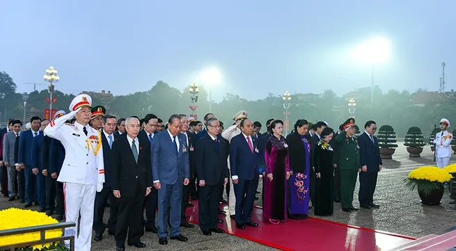 Congress delegates pay tribute to President Ho Chi Minh