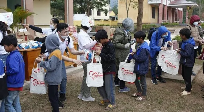 Tet gifts presented to ethnic students and disadvantaged workers