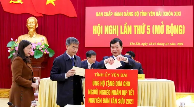 Tet gifts presented to needy people nationwide