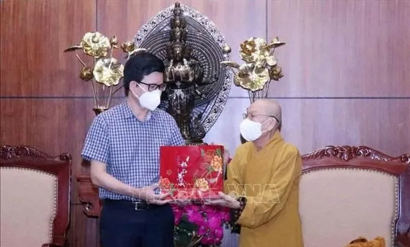 Go'vt committee accompanies Buddhist dignitaries, followers in HCM City COVID-19 fight: Official