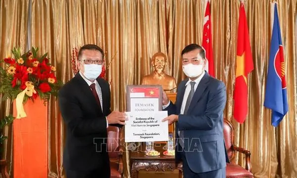 Temasek Foundation presents medical supplies to Vietnam