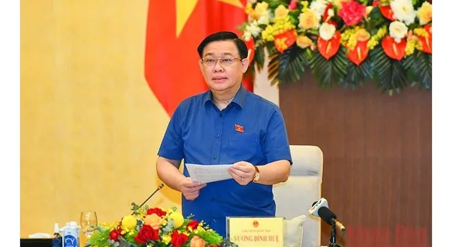 Top legislator chairs meeting on fiscal, monetary policies