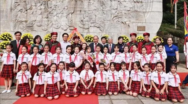 President shares children’s Mid-Autumn Festival joy