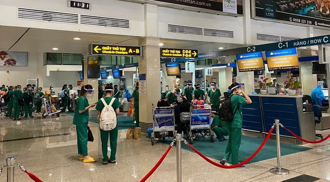 Nearly 1,000 medical personnel return to Hanoi from Ho Chi Minh City