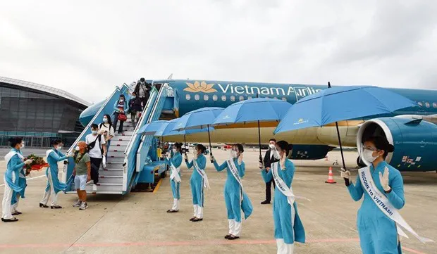 Vietnam Airlines operates first pilot flight carrying foreign visitors to Da Nang