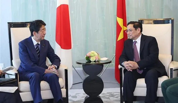 Vietnamese PM receives former PM of Japan