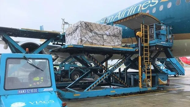 Vietnam Airlines transports COVID-19 vaccine home from Europe