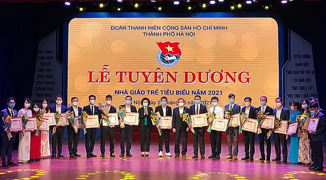 20 outstanding young teachers honoured in Hanoi