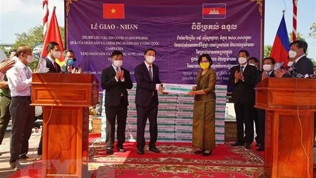 Cambodia provides Vietnam with 200,000 COVID-19 vaccine doses