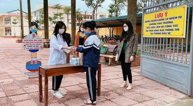 Ninth graders in Hanoi’s ten suburban districts return to school