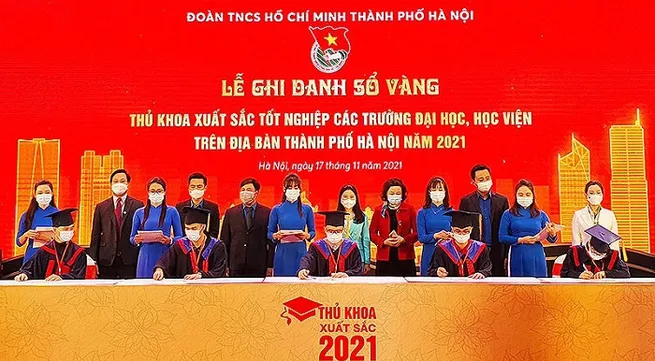 90 university valedictorians honoured at ceremony in Hanoi