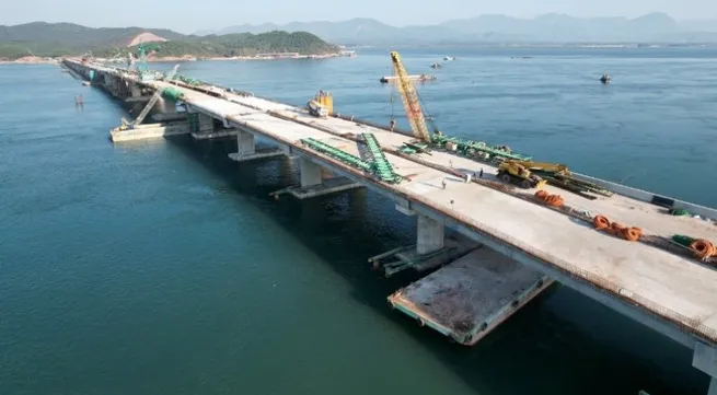 Final segment of Van Don – Mong Cai Expressway’s longest bridge connected