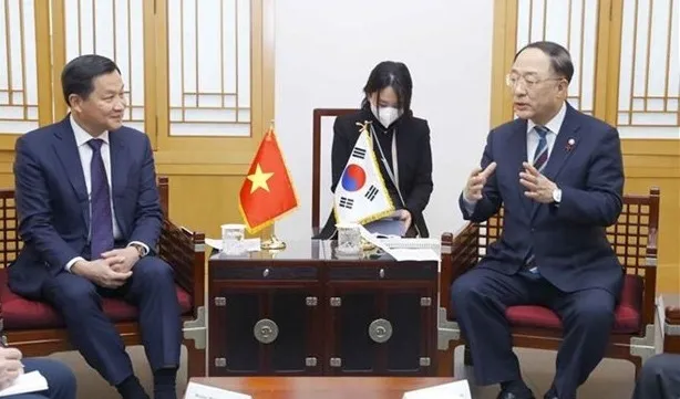 Deputy PM Le Minh Khai holds talks with RoK counterpart Hong Nam-ki