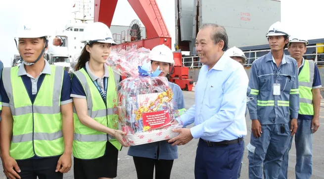 Permanent Deputy PM pays Tet visit to Long An International Port