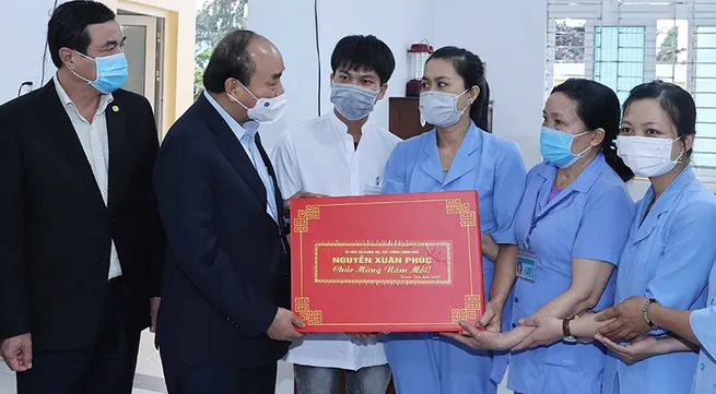 Prime Minister presents Tet gifts to needy people in Quang Nam