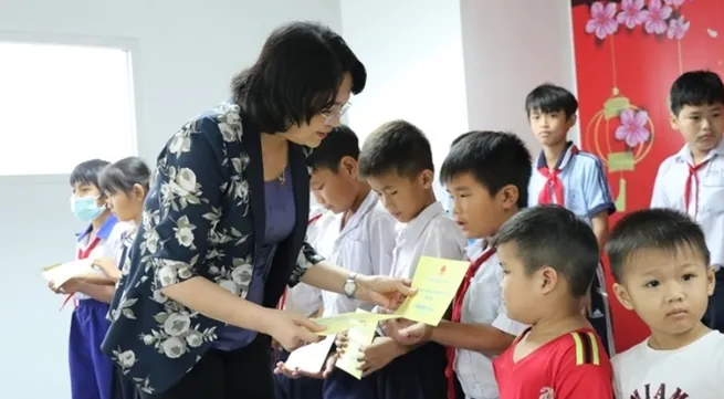 Gifts delivered to poor people and policy beneficiaries ahead of Tet