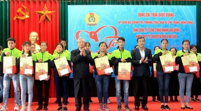 Senior Party official present gifts to workers, poor people in Thai Binh