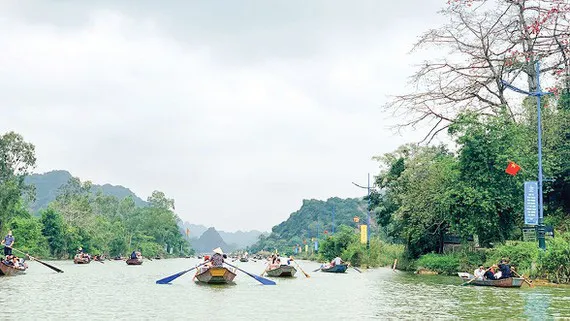 Huong Pagoda receives over 20,000 pilgrims on its reopening day