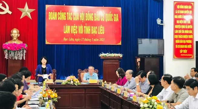 Vice President works with election committees of Bac Lieu and Ca Mau