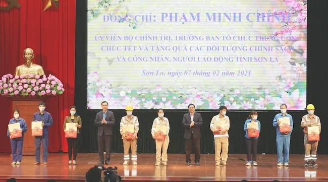 Leaders present Tet gifts to policy beneficiaries nationwide