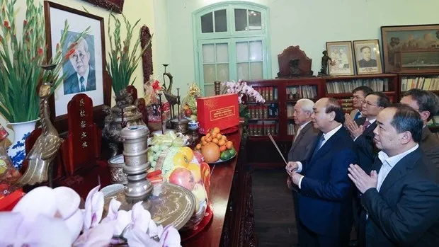 PM offers incense to late Party, State leaders