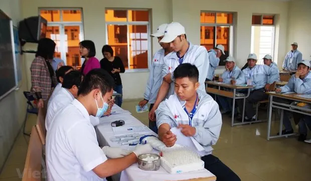 Vietnamese workers receive one-year extension of stay in RoK