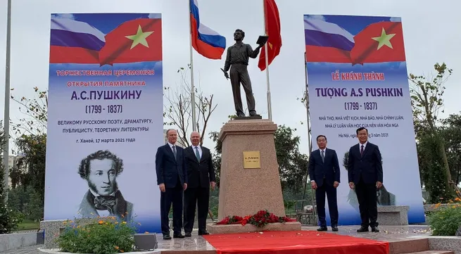 Statue of Pushkin unveiled in Hanoi