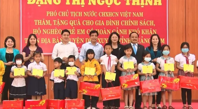 Vice President presents gifts to policy beneficiaries in Quang Nam