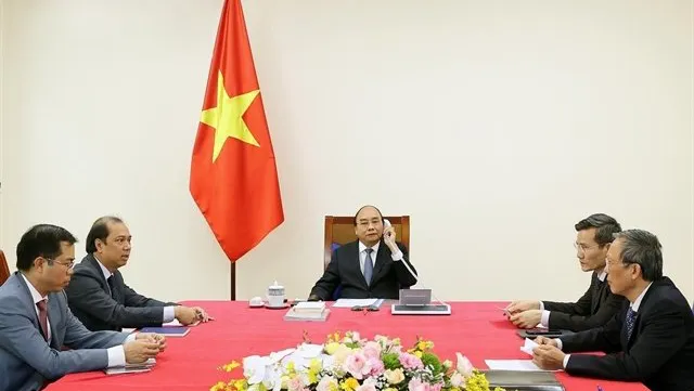 Vietnamese, Singaporean PMs hold phone talks on bilateral cooperation