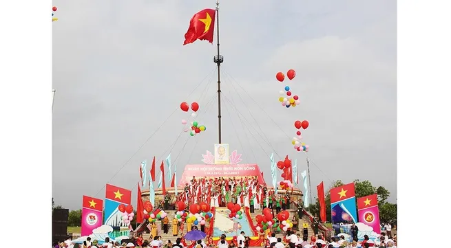 Quang Tri: Flag-raising ceremony held to mark Reunification Day