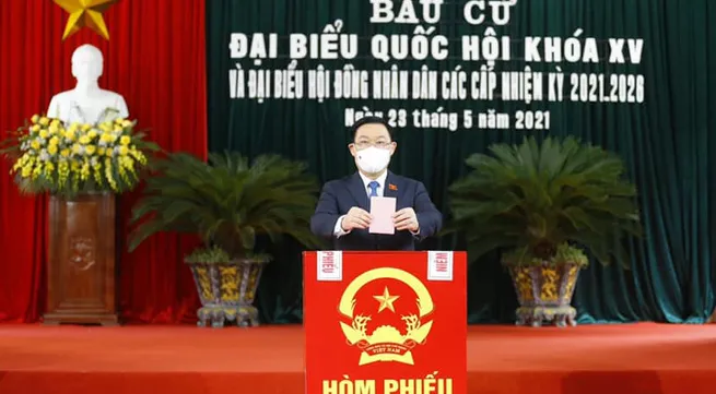 NA Chairman Vuong Dinh Hue comes to poll in Hai Phong