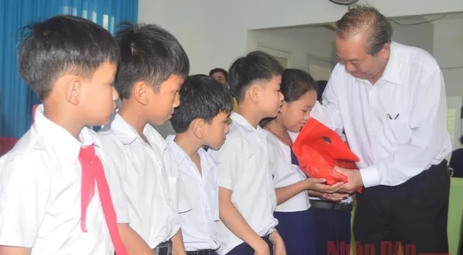 Deputy PM offers gifts to children with disabilities in Quang Ngai