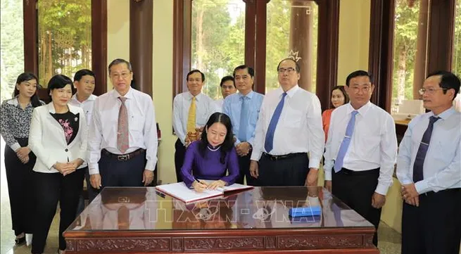 Incense offering commemorates late President Ton Duc Thang