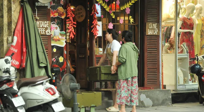 Hanoi, HCM City suspend non-essential services amid COVID-19