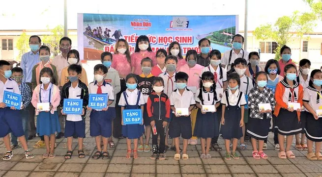 Ca Mau Business Association and Nhan Dan Newspaper support needy students