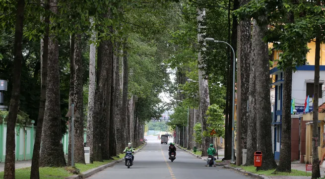 HCMC requires people to 'stay where they are' as community infections rise