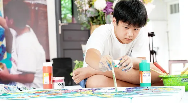 Kid painter sells artworks to raise VND3bln for COVID-19 fight