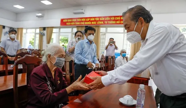 Deputy PM Truong Hoa Binh visits families of revolution contributors in Ho Chi Minh City