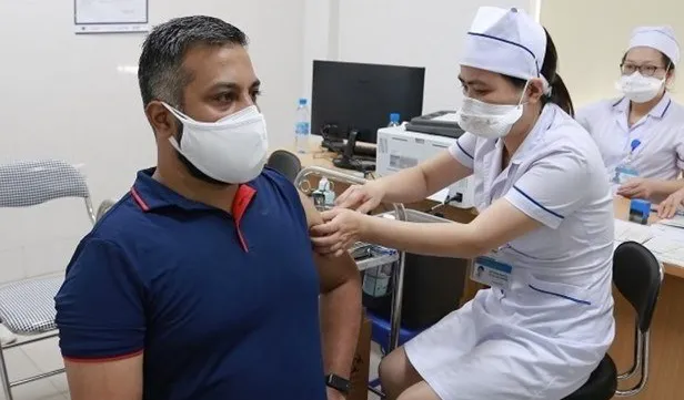 Fifty foreign reporters in Vietnam get vaccinated against COVID-19