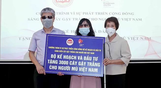 Ministry presents 3,000 white canes to support blind people